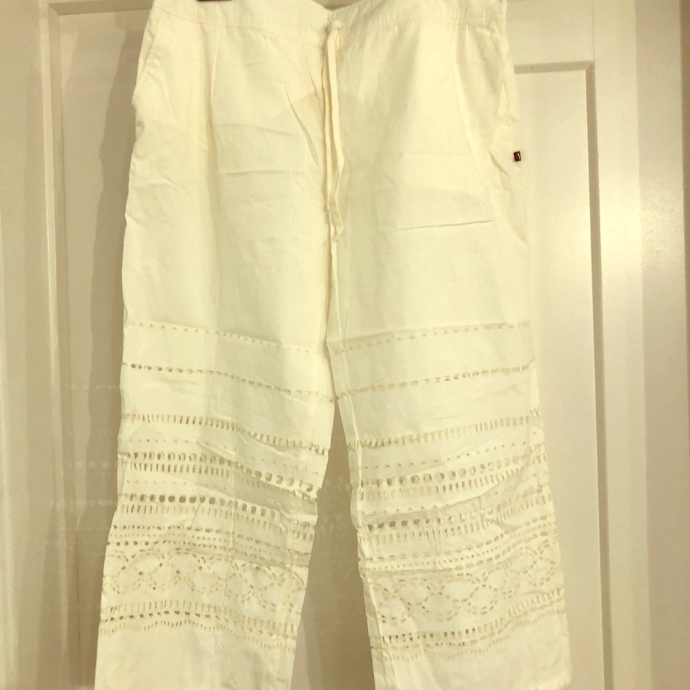 Capris white